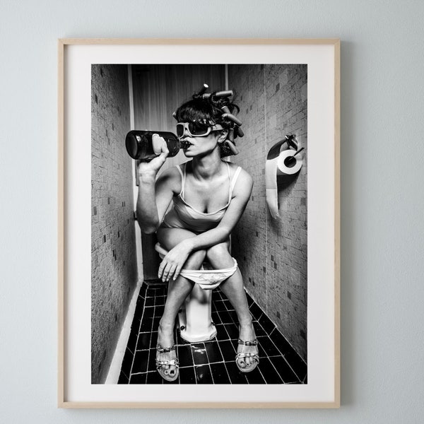 Mädchen auf Toilette | Mädchen auf Toilette trinken und rauchen Drucke | Mädchen auf Toilette trinkend Druck | Monochromer Wanddruck | WC Aufdruck