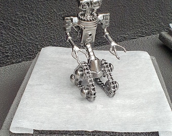 Johnny 5 Small Silver Short Circuit Small Figure Metal Art Productions Scultura Scultura riciclata fatta a mano