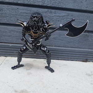 Inspirado por: Máscara Predator 30 cm com machado de batalha com borda preta MAPPRED30MOAXBP Metal Art Productions Esculturas de metal feitas à mão PRESENTE de aniversário