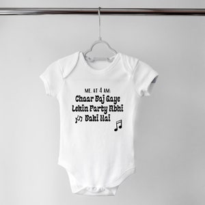 Char Baj Gaye Strampelanzug, Baby-Dusche-Geschenk, Punjabi Strampelanzug, Indischer Strampelanzug, Sikh Baby Body, Schwangerschaftsankündigung, Bollywood