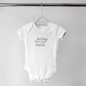 Aanpasbare &quot;Sassy Like My Masi&quot; romper, cadeau pasgeborene, Punjabi romper, Indiase romper, sikh romper, zwangerschapsaankondiging