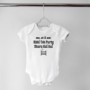 Abhi Toh Party Shuru Hui Hai Strampelanzug, Babypartygeschenk, Punjabi indischer Strampelanzug, Sikh Baby, Schwangerschaftansage, Bollywood, Desi Baby