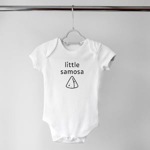 Little Samosa Strampelanzug, Baby-Dusche-Geschenk, Punjabi Strampelanzug, indischer Strampelanzug, Sikh Baby Bodysuit, Schwangerschaftansage, Bollywood