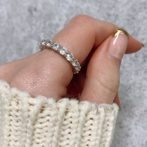 Silver Round cut eternity band ring. Floating bubble Cubic zirconias diamonte micro paved 925 sterling silver