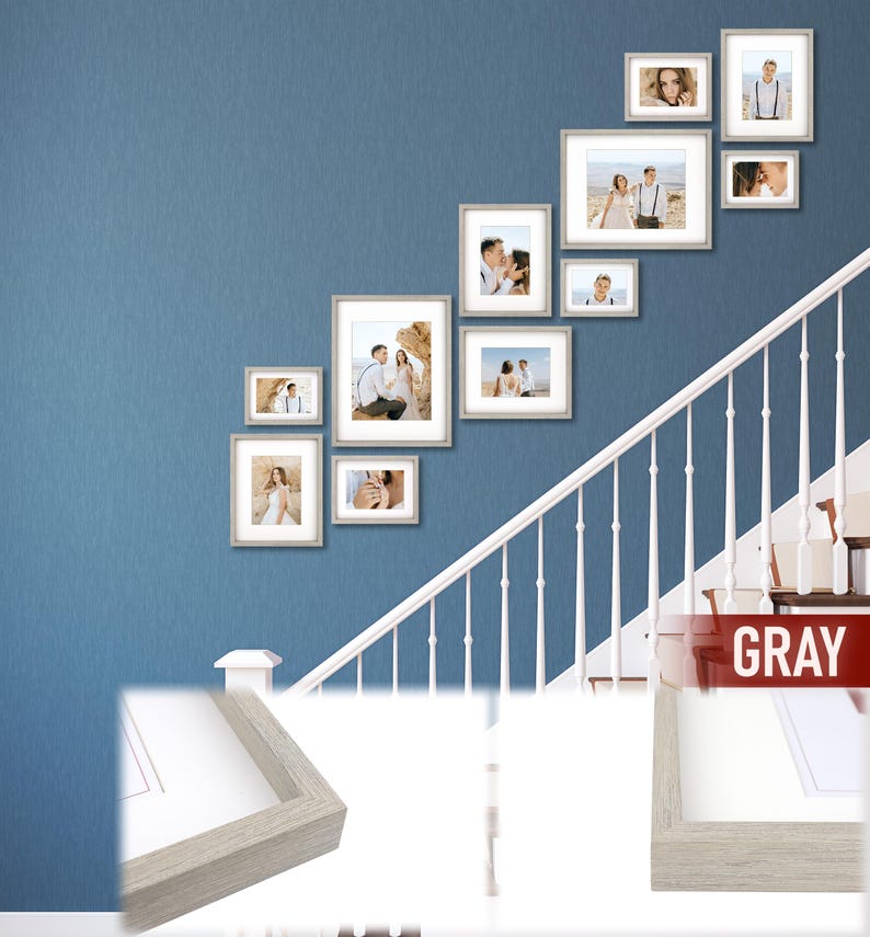 Puede incluir: Una colecci&oacute;n de fotograf&iacute;as enmarcadas de varios tama&ntilde;os dispuestas en una pared azul. Los marcos son de color gris claro y las fotos parecen ser de una pareja. La disposici&oacute;n est&aacute; encima de una escalera blanca.