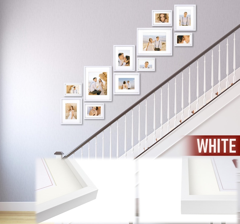 Puede incluir: Una colecci&oacute;n de marcos de fotos blancos de varios tama&ntilde;os dispuestos en una pared gris, ascendiendo por una escalera. Los marcos contienen fotograf&iacute;as de personas. La palabra "WHITE" se muestra en una pancarta roja.