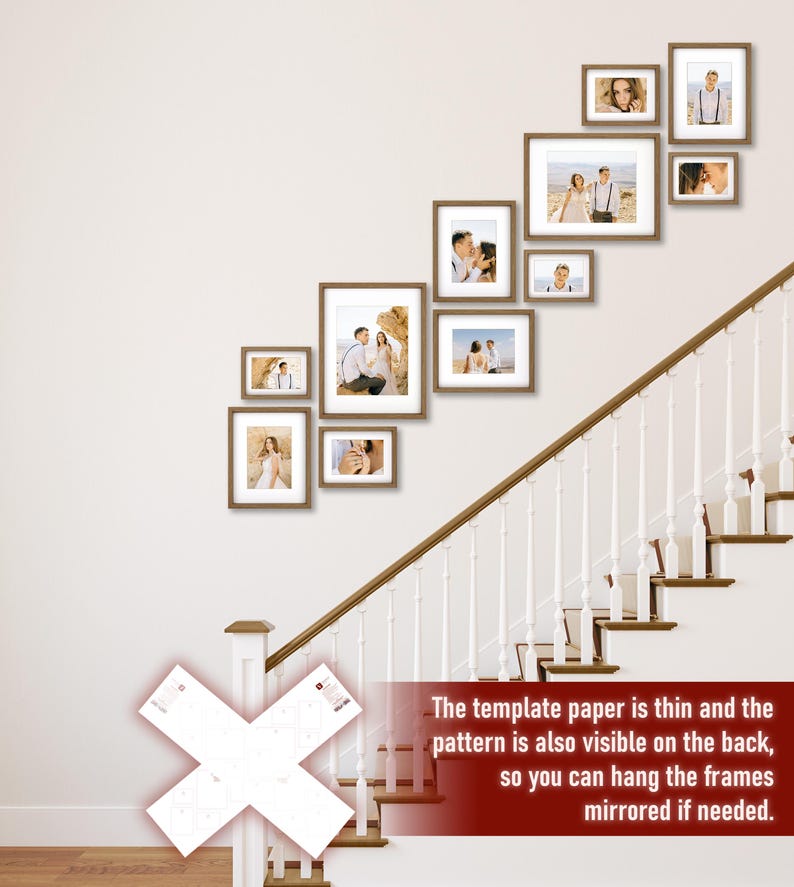 Puede incluir: Una colecci&oacute;n de fotograf&iacute;as enmarcadas de varios tama&ntilde;os dispuestas en una pared blanca. Los marcos son de color marr&oacute;n c&aacute;lido y las fotos representan parejas e individuos. La disposici&oacute;n est&aacute; cerca de una escalera con barandilla de madera.