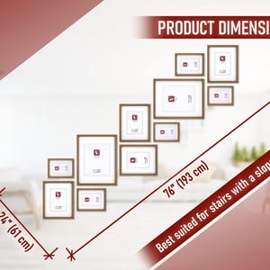 Puede incluir: Una colecci&oacute;n de cuadros enmarcados dispuestos en una pared, con dimensiones de 61 cm por 193 cm. El texto indica que la disposici&oacute;n es adecuada para escaleras con una pendiente de 35-40 grados. Los marcos son marrones.
