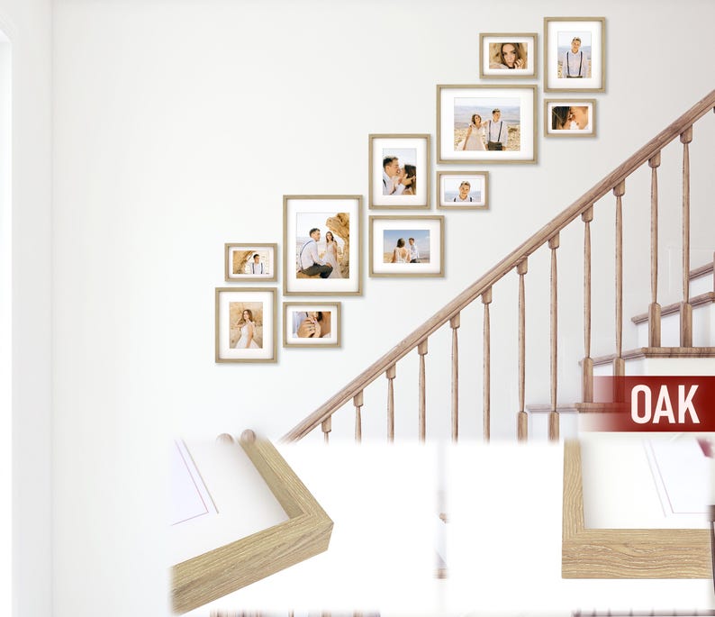 Puede incluir: Una colecci&oacute;n de fotograf&iacute;as enmarcadas de varios tama&ntilde;os dispuestas en una pared blanca. Los marcos son de color roble claro y las fotos muestran personas. La palabra "OAK" es visible en la esquina inferior derecha.