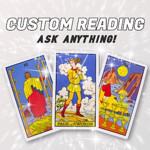 Könnte beinhalten: Drei Tarotkarten mit farbenfrohen Illustrationen werden gezeigt. Die Karten zeigen Bilder von Figuren, Symbolen und Landschaften. Der Text "CUSTOM READING ASK ANYTHING!" steht in fetter, weißer Schrift über den Karten.
