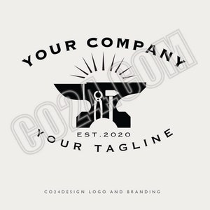 Può includere: Logo in bianco e nero con un'incudine con un martello e delle tenaglie. Il testo "Your Company" è sopra l'incudine e "Your Tagline" è sotto. Il testo "Est. 2020" è centrato sotto l'incudine.