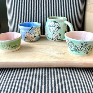 Keramische schalen en mok met bloemen uit de Grammy's Dogwood Garden Series