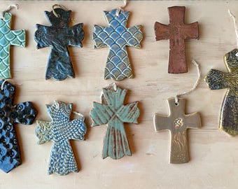 Cruz rústica de cerámica hecha a mano – Decoración cristiana de estilo granja
