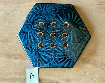 Soporte para flores de cerámica hecho a mano – Arreglista floral rústico de cerámica