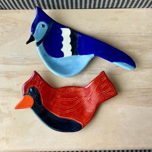 Handgefertigte Keramik Löffelchen Ablage: Kardinal und Blauhäher aus Steingut