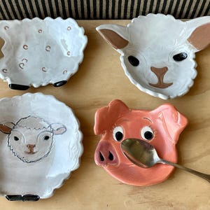 Repose-cuillère en céramique d'animaux de la ferme (mouton/agneau et porc) - Poterie artisanale du Kansas