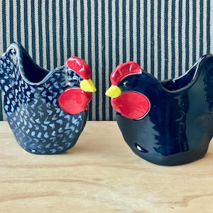 Figura de gallina de cerámica hecha a mano: jarrón de granja campestre, portalápices – decoración de estilo rústico
