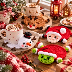 Peut inclure: Un ensemble de quatre dessous de verre crochetés sur le thème de Noël représentant un renne, un bonhomme de neige, le Père Noël et un personnage vert, chacun avec une base circulaire et des membres, disposés sur une surface en bois.