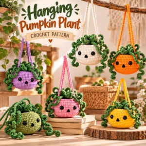 Peut inclure: Un ensemble de six cache-pots suspendus au crochet en forme de citrouilles rondes avec des visages et des vignes vertes bouclées. Les pots sont violets, roses, vert olive, blancs, orange et jaunes. Le texte indique : Hanging Pumpkin Plant CROCHET PATTERN.