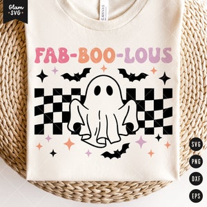 Könnte beinhalten: Ein weißes T-Shirt mit einem schwarz-weißen Karomuster, einem Geist und dem Text "FAB-BOO-LOUS" in rosa, orange und lila Buchstaben.