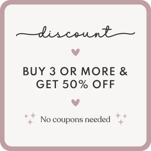 Pu&ograve; includere: Un grafico quadrato color malva chiaro con la parola "discount" in corsivo. Il testo "ACQUISTA 3 O PI&Ugrave; E OTTIENI IL 50% DI SCONTO" &egrave; in grassetto, con lettere nere. Sono inclusi anche due cuori rosa e stelle. Il testo "Nessun coupon necessario" &egrave; pi&ugrave; piccolo.