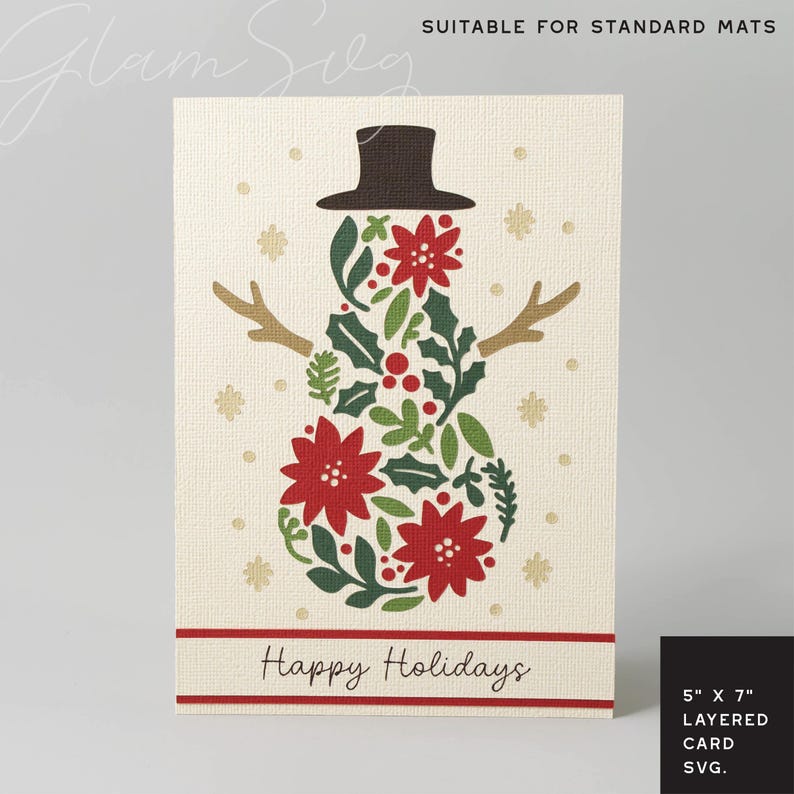 Puede incluir: Tarjeta navide&ntilde;a color crema con un dise&ntilde;o de mu&ntilde;eco de nieve hecho de flores de pascua rojas, hojas verdes y un sombrero de copa marr&oacute;n y brazos de ramitas. La tarjeta dice "Happy Holidays" en una pancarta roja. La tarjeta mide 12,7 cm x 17,8 cm.