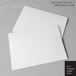 Puede incluir: Dos sobres blancos de 12,7 x 17,8 cm. Un sobre tiene un borde festoneado. El texto de la imagen dice: "Glam Silg", "INCLUDES TWO 5 X 7 ENVELOPE STYLES" y "5X7 INCHES CARD SVG."