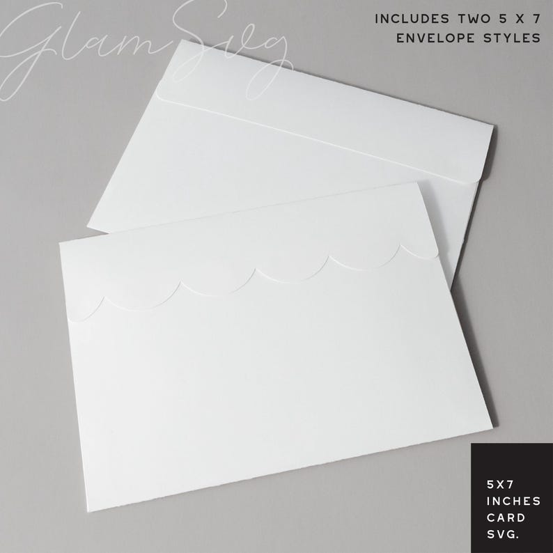 Puede incluir: Dos sobres blancos de 12,7 x 17,8 cm. Un sobre tiene un borde festoneado. El texto de la imagen dice: "Glam Silg", "INCLUDES TWO 5 X 7 ENVELOPE STYLES" y "5X7 INCHES CARD SVG."