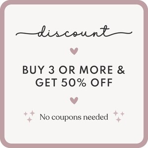 Puede incluir: Un gr&aacute;fico cuadrado de color malva claro con la palabra "discount" en escritura cursiva. El texto "COMPRA 3 O M&Aacute;S Y OBT&Eacute;N UN 50% DE DESCUENTO" est&aacute; en negrita, con letras negras. Tambi&eacute;n se incluyen dos corazones rosas y estrellas. El texto "No se necesitan cupones" est&aacute; debajo.