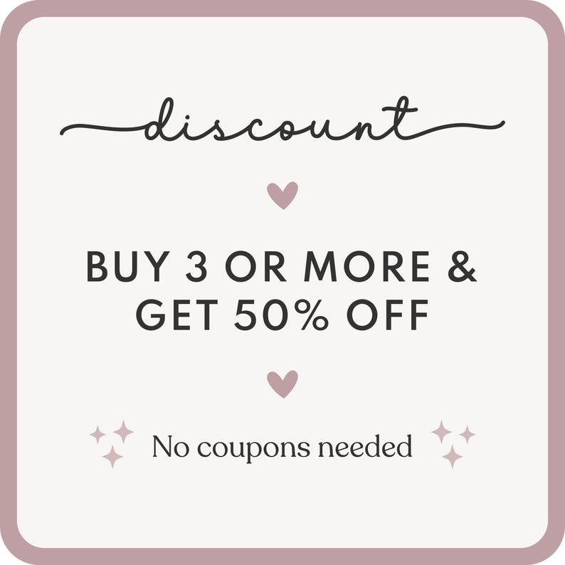 Puede incluir: Un gr&aacute;fico cuadrado de color malva claro con la palabra "discount" en escritura cursiva. El texto "COMPRA 3 O M&Aacute;S Y OBT&Eacute;N UN 50% DE DESCUENTO" est&aacute; en negrita, con letras negras. Tambi&eacute;n se incluyen dos corazones rosas y estrellas. El texto "No se necesitan cupones" est&aacute; debajo.
