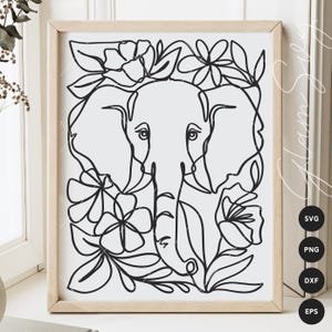 Peut inclure: Une impression d'art encadrée représentant un dessin au trait noir d'une tête d'éléphant entourée de fleurs et de feuilles. L'œuvre est placée sur un fond blanc dans un cadre en bois clair. L'image comprend des icônes de type de fichier : SVG, PNG, DXF et EPS.