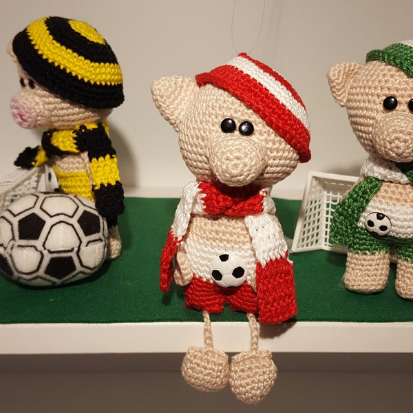 Crochet pattern piggy football fan Ole