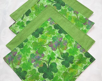 Shamrock print reusable cotton napkins. St Patrick's day clover print ecofriendly unpaper napkins. Lunch snack coffee bar napkins. Set of 4.