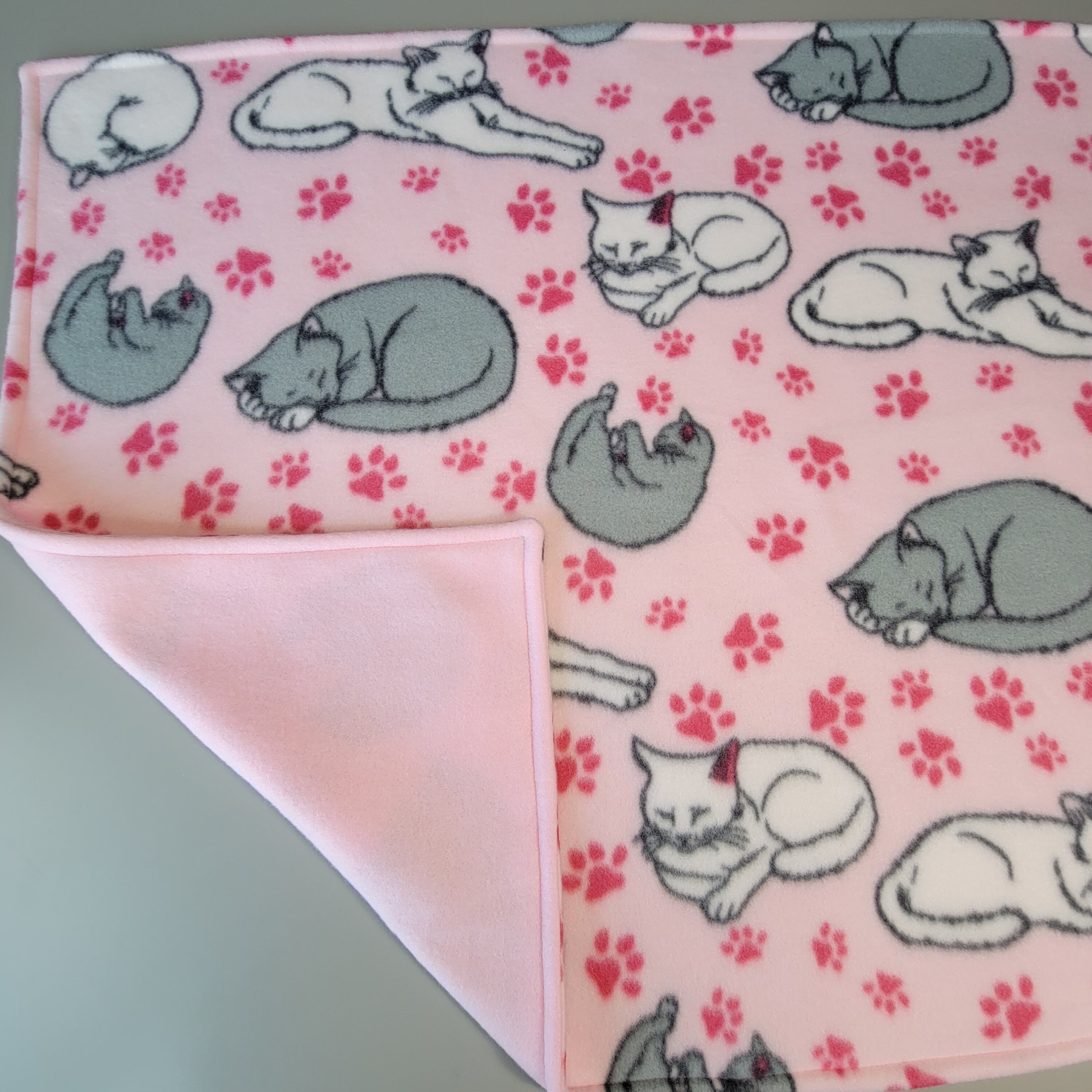 Pink fleece cat print pet blanket. Sleepy kitty nap time Etsy.de