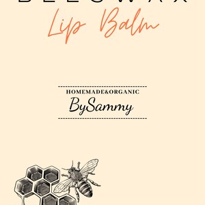 Op de afbeelding: Bijenwas lippenbalsem met een zwart-witte illustratie van een bij en een honingraat. De tekst "Beeswax Lip Balm" is zwart en de tekst "Homemade & Organic By Sammy" is oranje.