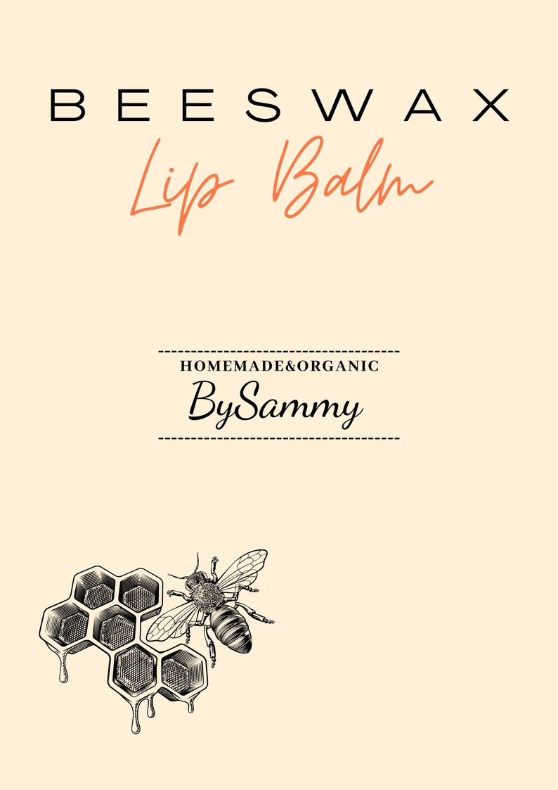 Op de afbeelding: Bijenwas lippenbalsem met een zwart-witte illustratie van een bij en een honingraat. De tekst "Beeswax Lip Balm" is zwart en de tekst "Homemade & Organic By Sammy" is oranje.