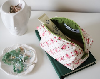 Floral Make Up Bag | Cosmetic Bag |  lined with green cotton  | Travel Pouch | Zip-up pouch | Handmade | Summer pouches | Accessories bag