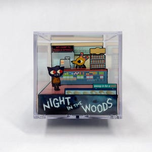 Natt i skogen: Snack Falcon | Handgjord pixeldioramakub | Retro gamerdekor | Gaming Shadowbox-konst | Present till spelare två | 8-bitars nostalgi