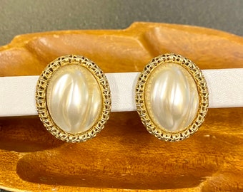 Vintage 60’s Sarah Coventry Gold Tone Faux Freshwater Pearl Large Clip-On Earrings, Sarah Coventry Faux Baroque Pearl Gold Clip On Earrings