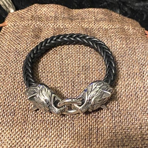 Viking Wolf Armband, Odins Wölfe Armband, Echtes geflochtenes schwarzes Leder Wolf Armband, Edelstahl nordische Wölfe, nordische Wikinger Wölfe