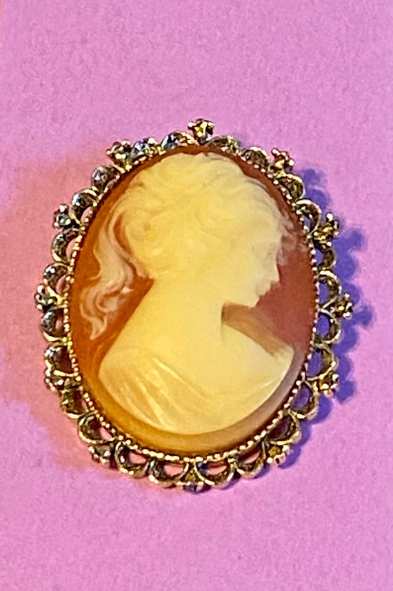 Cameo Brooch, Vintage Gerry’s Resin and Gold Tone… - image 4