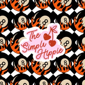Peut inclure: Motif répété avec des boules de billard numéro 8 enflammées sur fond noir et blanc à carreaux. Un motif rose en forme de nuage avec le texte "The Simple Hippie" et des illustrations de cerises est superposé.