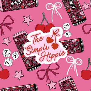 Könnte beinhalten: Ein pinkfarbener Hintergrund mit einem sich wiederholenden Muster aus Cherry Bomb Energy-Drink-Dosen, Kirschen, Würfeln, Sternen, Schleifen und dem Text "The Simple Hippie". Die Dosen haben ein Leopardenmuster.