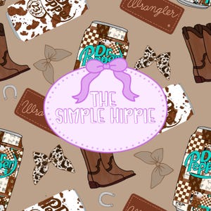 Op de afbeelding: Een herhalend patroon met Dr. Pepper-blikjes, cowboylaarzen, strikjes en Wrangler-labels op een bruinbeige achtergrond. Een roze ovaal met de tekst "THE SIMPLE HIPPIE" staat in het midden. Het ontwerp bevat een koeienhuidprint.