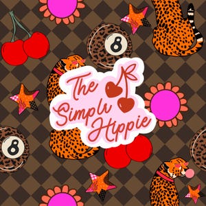 Może przedstawiać: Powtarzający się wzór z gepardami, wiśniami, gwiazdami i ósemkami na brązowym, kratowanym tle. Fraza "The Simple Hippie" znajduje się na środku. Projekt zawiera róż, pomarańcz, czerwień i brąz.