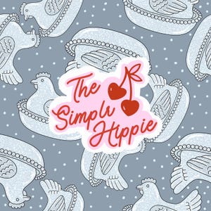 Könnte beinhalten: Ein sich wiederholendes Muster aus weißen Hühnern in dekorativen Körben mit perlenartigen Verzierungen auf grauem Hintergrund mit weißen Punkten. Ein rosa Aufkleber mit rotem Text und Kirschgrafik lautet "The Simple Hippie."