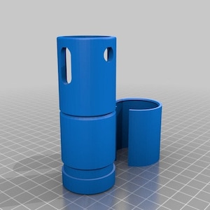Puede incluir: Un soporte azul impreso en 3D de plástico para una linterna u otro objeto cilíndrico. El soporte tiene un diseño dividido que permite que se fije fácilmente a una superficie.