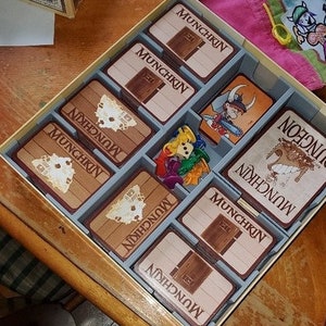 Tieni in ordine il tuo gioco Deluxe Munchkin con il nostro organizer per carte Dungeon, carte con bustine protettive e tappetini da gioco personalizzati: spedizione gratuita!