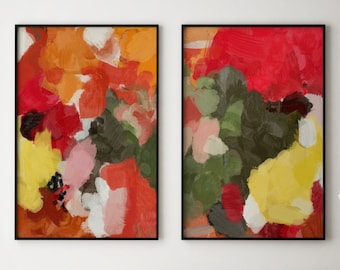 Op de afbeelding: Twee abstracte schilderijen met rode, oranje, gele, groene en witte kleuren. De schilderijen zijn zwart ingelijst en hangen aan een witte muur boven een eettafel met vier stoelen.
