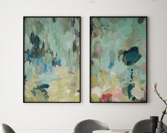 Puede incluir: Un comedor con una pared blanca, una lámpara de araña negra y una mesa de madera con cuatro sillas grises. Dos pinturas abstractas en marcos negros cuelgan de la pared sobre la mesa. Un jarrón con flores rosas se encuentra sobre la mesa.